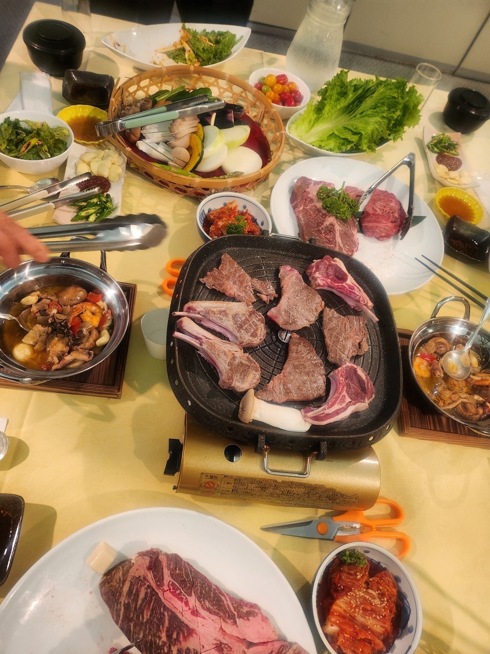 테이블 화로에서 육류를 굽는 식사 장면