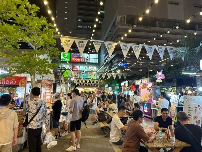 조명 아래 음식점과 방문객이 모인 야시장 통로