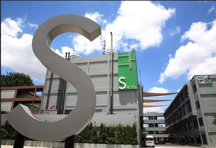 대형 S 조형물과 S HOTEL 간판이 보이는 건물 외관