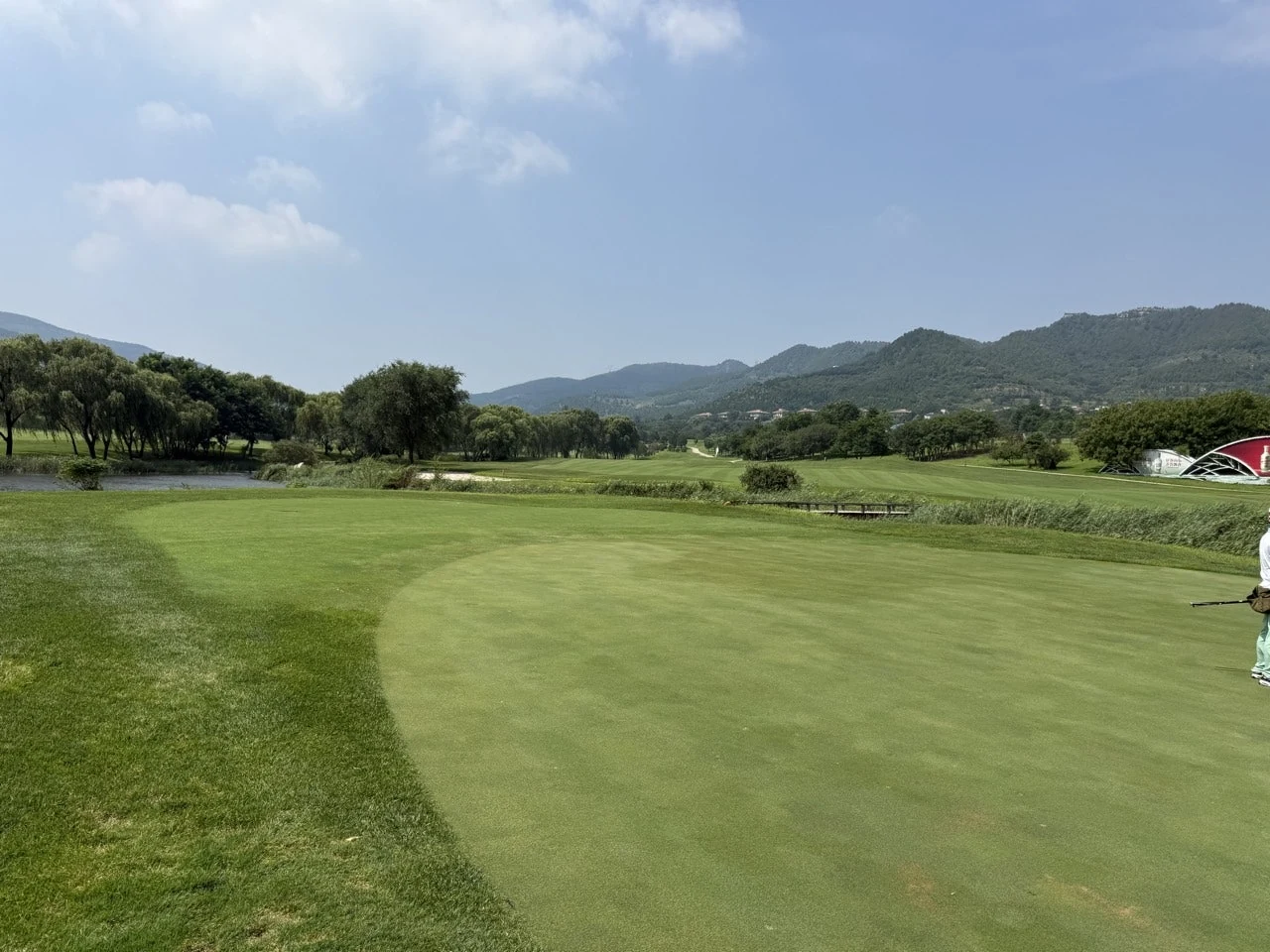 제남 고운호CC 페어웨이와 산악 경관