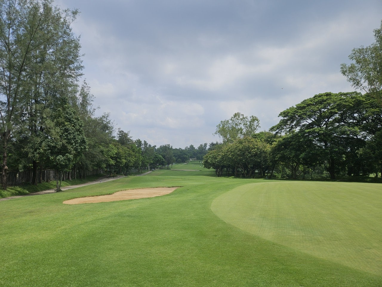 Pun Hlaing Golf Club 연못과 그린