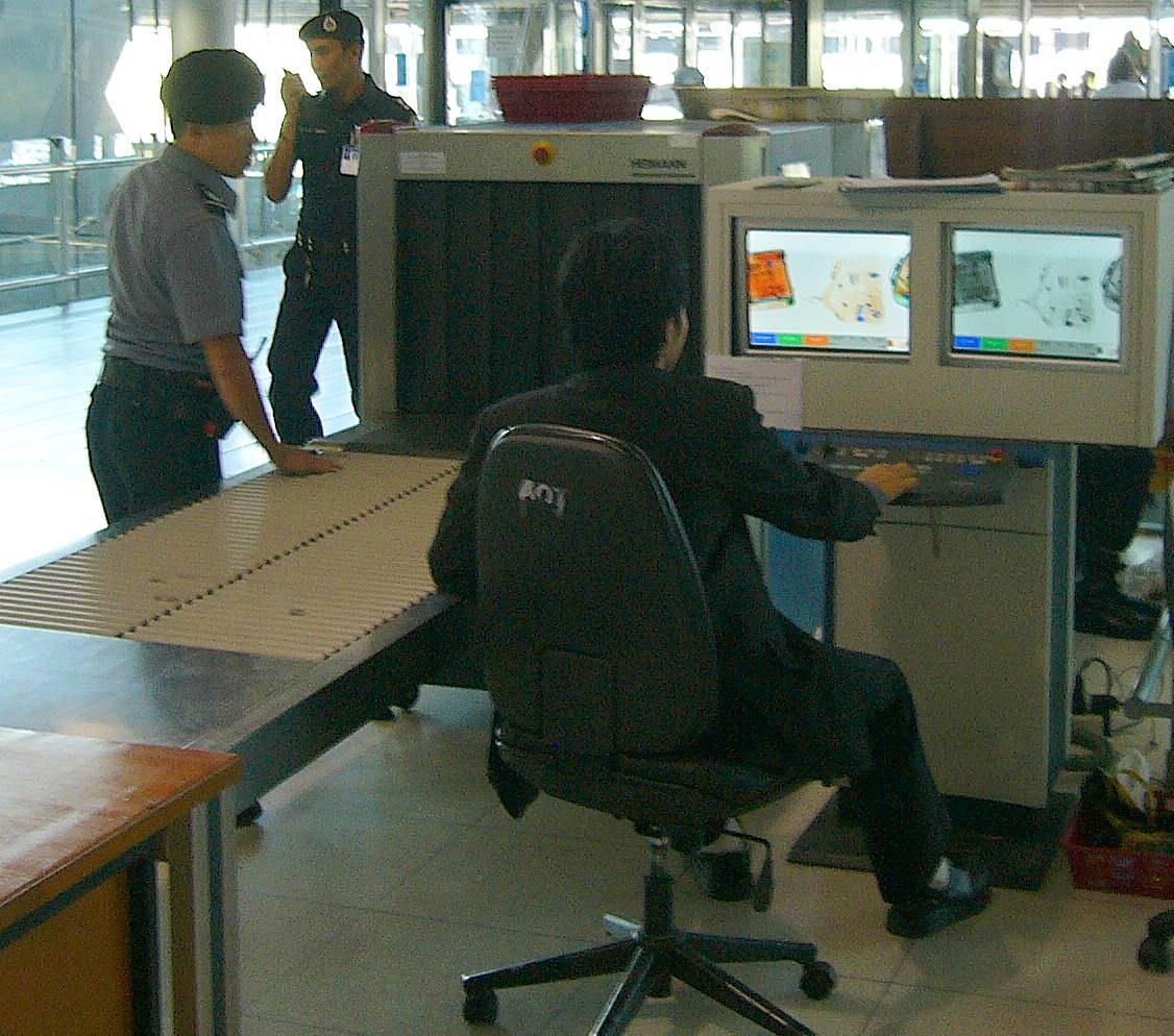 모든 캐리어를 여는 제도가 아니라 의심 신호가 있는 가방만 대상입니다